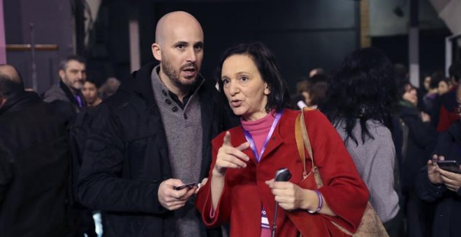 La exsecretaria de Análisis Político y Social de Podemos Carolina Bescansa conversa con un compromisario, a su llegada a la primera jornada de la Asamblea Ciudadana Estatal de Vistalegre II que definirá el futuro de la formación morada. EFE