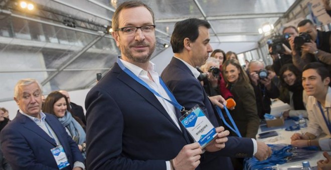 El vicesecretario de Sectorial del Partido Popular, Javier Maroto, tras retirar su credencial para el XVIII Congreso Nacional de PP que comienza esta tarde en la Caja Mágica en Madrid. EFE/Fernando Villar