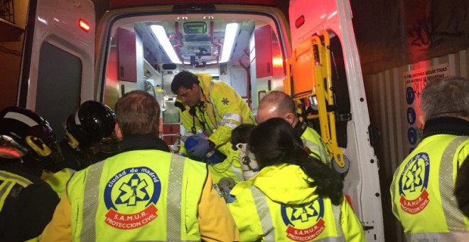 Los servicios de emergencia atienden al menor herido grave tras caer de un edificio en obras en la calle Atocha de Madrid. SAMUR