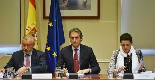 El ministro de Fomento, Iñigo de la Serna, durante la reunión con los representantes sindicales del sector de la estiba y la patronal Anesco en la sede del ministerio. EFE/Fernando Villar