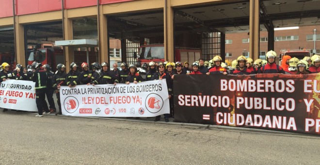 Manifestación de un colectivo de bomberos contra la privatización