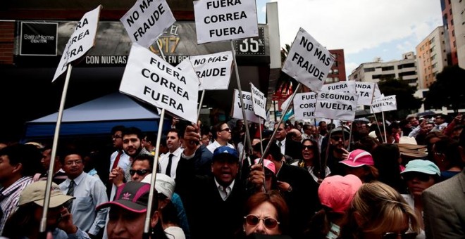 Manifestantes protestan frente al Consejo Nacional Electoral. - EFE