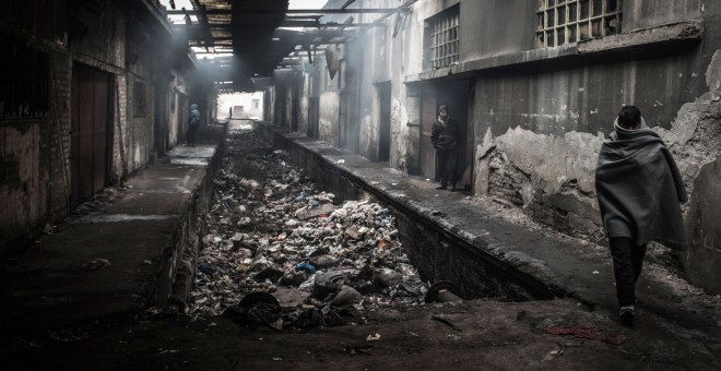 Espacio entre dos hangares, lleno de basura, donde se encuentra la mayor parte de los migrantes. - MIGUEL M. SERRANO