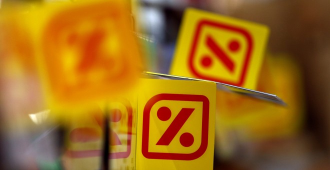 Logo de DIA en uno de sus supermercados en la localidad madrileña de Las Rozas. REUTERS/Sergio Perez