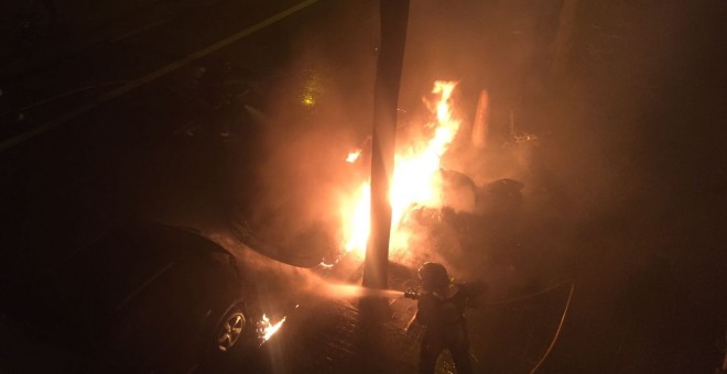 Otro momento del incendio de los vehículos en Barcelona.