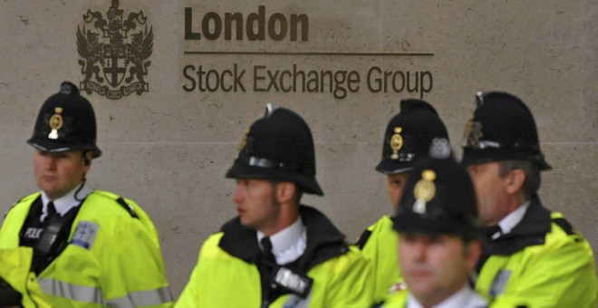 Varios policías británicos en la puerta de la sede de la Bolsa de Londres, en la City.  REUTERS/Andrew Parsons