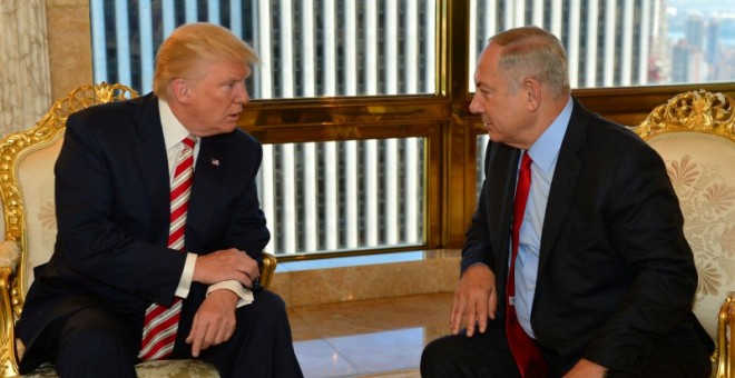 El ahora presidente de EEUU, Doland Trump, en un encuentro con el primer ministro israelí, Benjamin Netanyahu, en Nueva York, en septiembre, antes de las elecciones presidenciales. REUTERS