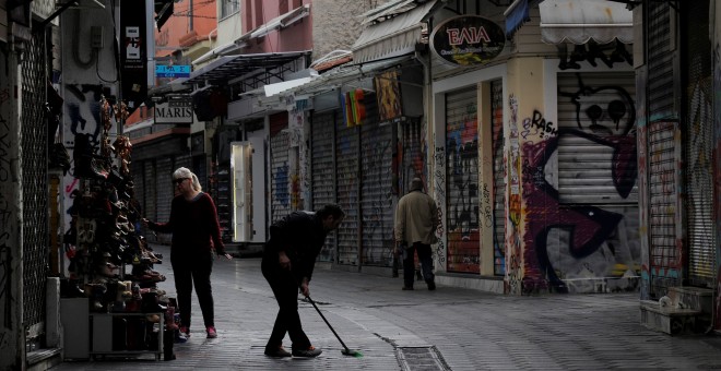 Varios peatones por una calle del barrio ateniense de Monastiraki. REUTERS/Michalis Karagiannis