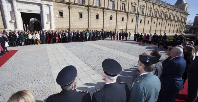 Izada de la bandera de Andalucía en el exterior del Parlamento autonómico ante representantes de todas las instituciones regionales con motivo del 28-F. EFE/Pepo Herrera