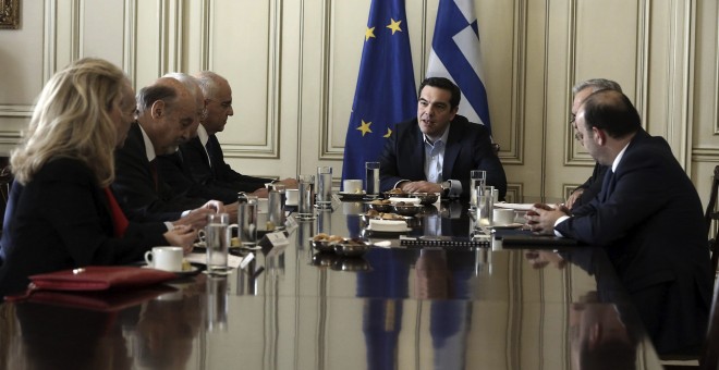 El primer ministro de Grecia, Alexis Tsipras.en una reunión con  la Asociación de la Banca Helena, en la sede de Gobierno, la Masión Maximos, en Atenas (Grecia), el día en que se retoman las negociaciones para la segunda revisión del programa de reformas