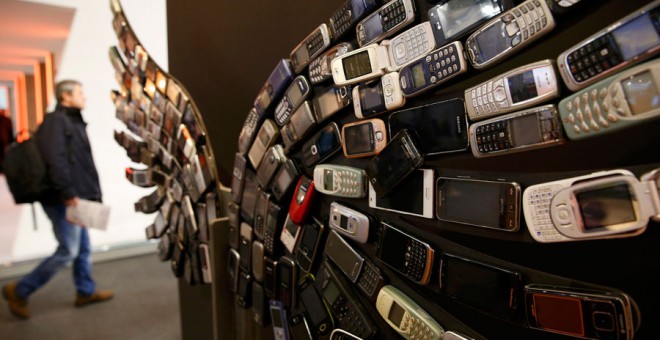 Varios móviles antiguos en el Mobile World Congress de Barcelona. REUTERS/Paul Hanna