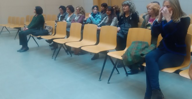 Las 14 empleadas del 010 de Zaragoza, ayer en la sala de vistas de la Ciudad de la Justicia