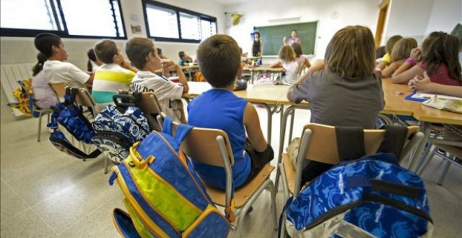 Varios niños en un aula de un colegio.