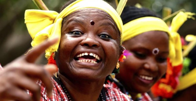 Mujeres bailan durante una ceremonica celebrada con motivo del Día Internacional de la Mujer en Bangalore (India) EFE/Jagadeesh Nv