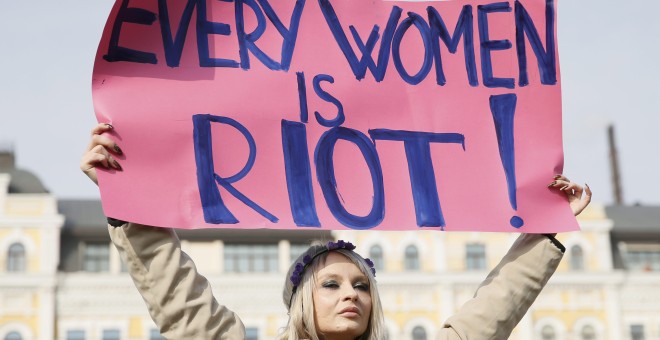 Mujer A woman holds a placard during a rally for gender equality and against violence towards women on International Women's Day in Kiev, Ukraine March 8, 2017. REUTERS/Valentyn Ogirenko