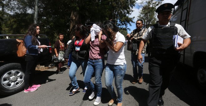 Familiares retiran a menores del Hogar Virgen de la Asunción en Ciudad de Guatemala (Guatemala), tras el incendio que se registró hoy en un centro de menores de Guatemala, cuando las jóvenes intentaron protestar por los abusos sexuales y físicos que sufre