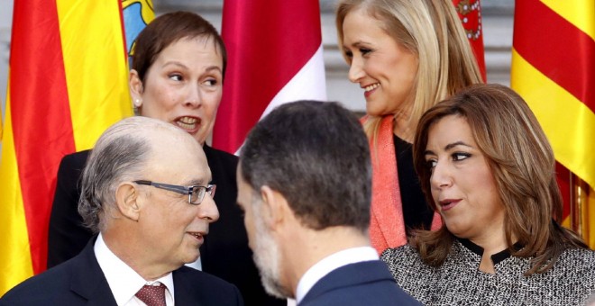 La presidenta de Andalucía, Susana Díaz, conversa con el ministro de Hacienda, Cristóbal Montoro, en presencia del rey Felipe VI, antes de posar para la foto de familia de la Conferencia de Presidentes. Detras, la presidenta madrileña Cristina Cifuentes c