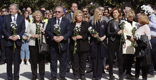 Méndez de Vigo, Carmena, Cifuentes, Cospedal y Becerril, en el Retiro. / J.C. HIDALGO