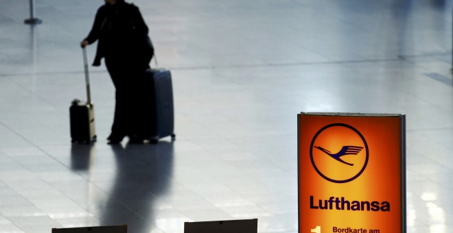 Un viajero en la terminal del aeroppuerto de Fráncfort, durante la huelga de pilotos de Lufthansa del pasado noviembre. REUTERS/Ralph Orlowski