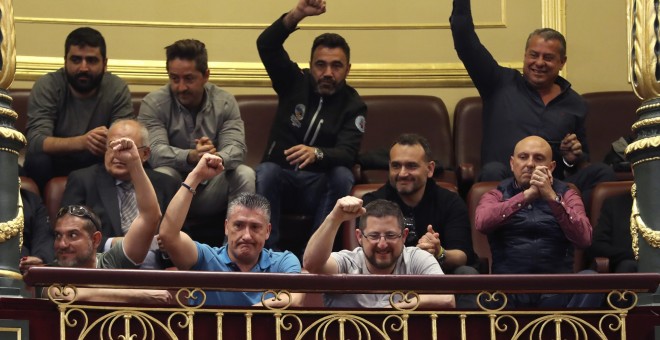 Un grupo de estibadores saludan desde la tribuna de invitados del Congreso donde se debatia el real decreto ley de reforma de la estiba. EFE/Ballesteros