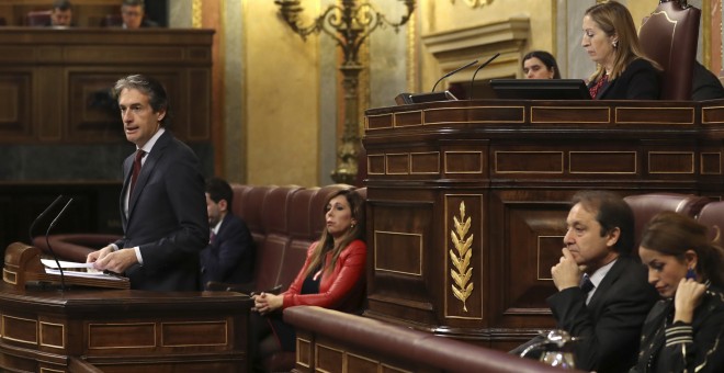 El ministro de Fomento, Íñigo de la Serna, durante su intervencion en el pleno del Congreso de los Diputados, donde se debate la convalidación del Real Decreto Ley que reforma la estiba. EFE/Ballesteros