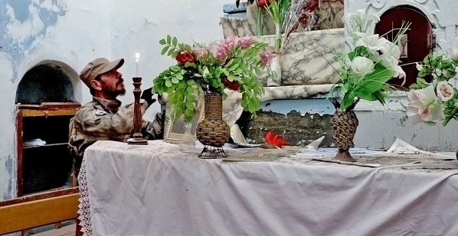 Miliciano sirio de Dwekh Nawsha cuida del altar de la iglesia de Bakufa. Fernan Barber