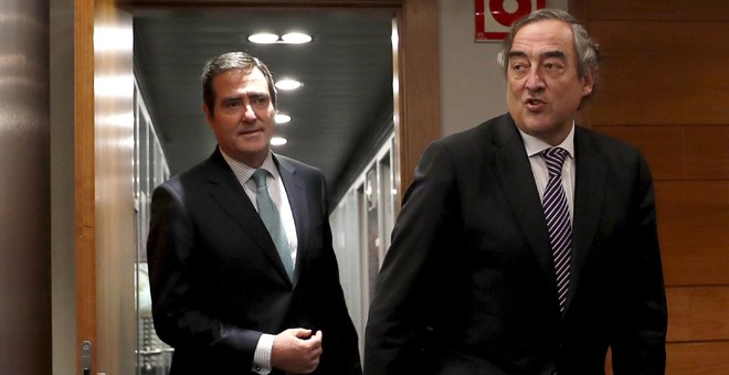 El presidente de CEOE, Joan Rosell, con el de Cepyme, Antonio Garamendi, en la sala de prensa del Palacio de la Moncloa, tras la última reunión del diálogo social. EFE