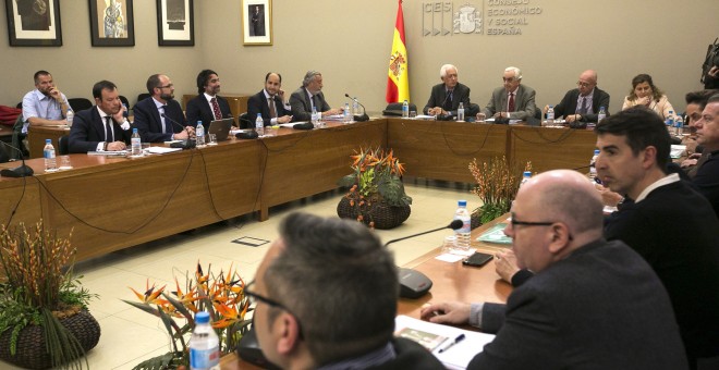 Un momento de la reunión que representantes de la patronal y de los sindicatos de los estibadores. EFE/Santi Donaire