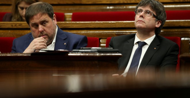 El president de la Generalitat, Carles Puigdemont, y el vicepresidente y responsable de Finanzas, Oriol Junqueras, durante el pleno del Parlament en el que se han votado los Presupuestos catalanes para 2017. REUTERS/Albert Gea