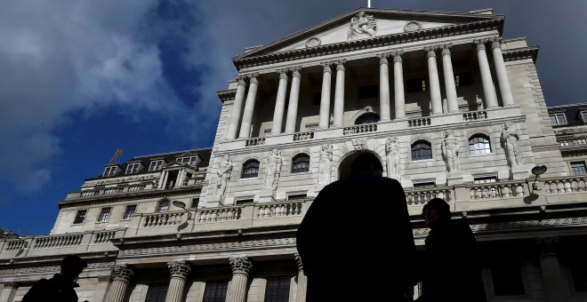 Varios peatones pasan delante del edificio del Banco de Inglaterra (BoE, segun sus siglas en inglés), en la City de Londres. REUTERS/Toby Melville