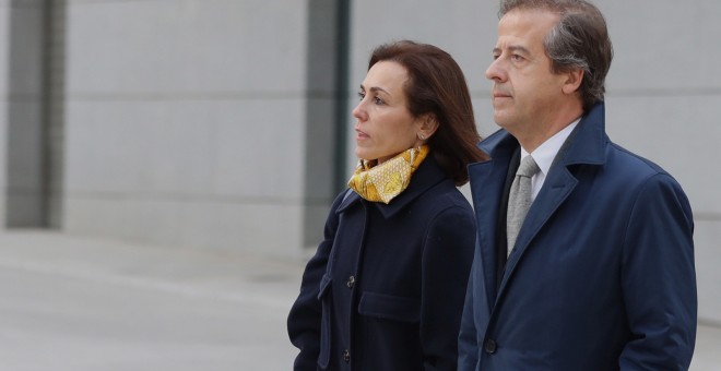 Mireia Pujol Ferrusola, acompañada de su abogado, Albert Carrillo, a la salida de la Audiencia Nacional donde ha declarado ante el juez José de la Mata. EFE/Chema Moya