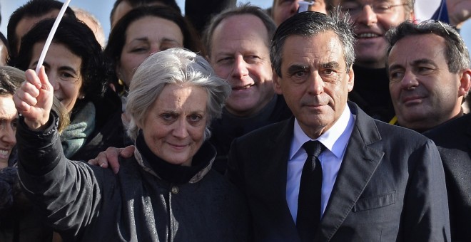 Foto de Archivo: Penélope Fillon saluda entre la multitud en París (Francia). EFE