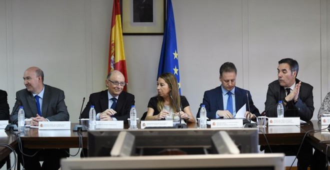 El ministro de Hacienda, Cristobal Montoro, durante la reunión esta tarde con los sindicatos / EFE