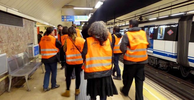 Las Brigadas Vecinales, durante una acción contra las redadas racistas en el metro de Madrid. / BVODH