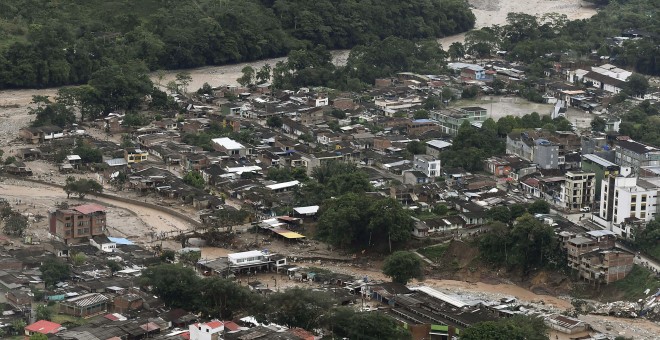 Fotografía cedida por la presidencia de Colombia de un área luego de una avalancha hoy, sábado 1 de abril de 2017, en Mocoa (Colombia). Santos afirmó hoy que se elevó a 154 la cifra de muertos por la avalancha de tres ríos que destruyeron varios barrios d