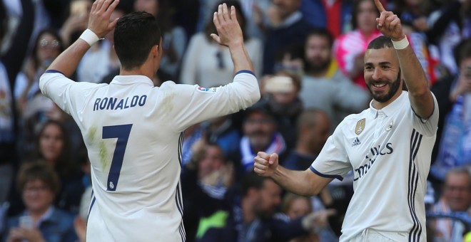 Karim Benzema celebra el primer gol del partido junto a Cistiano Ronaldo. REUTERS/Sergio Pérez