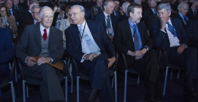 De izda. a dcha, el expresidente de La Caixa Josep Vilarasau; el presidente de la Fundación Bancaria la Caixa, Isidre Fainé; el director general de CaixaBank, Tomás Muniesa; y el director general de RRHH y Organización, Xavier Coll, durante la junta gener