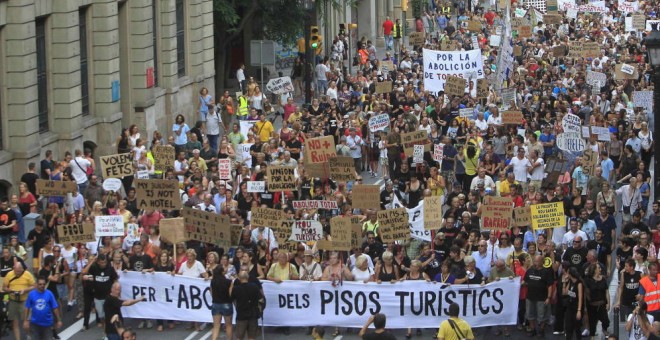 Centenares de vecinos protestan por los pisos turísticos del barrio de la Barceloneta, en Barcelona.-EFE