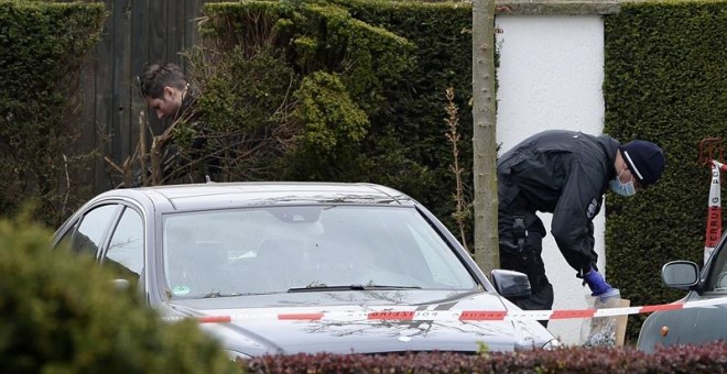 Un policía inspecciona los alrededores del Hotel L'arrivee en Dortmund. EFE/Sascha Steinbach