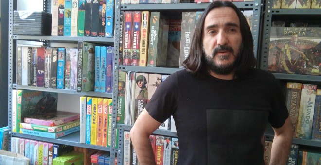 José Jariego en su tienda especializada en juegos de mesa.- A. V.