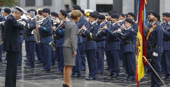 Cospedal se inclina ante la bandera de España durante una revista a las tropas.- (EFE)