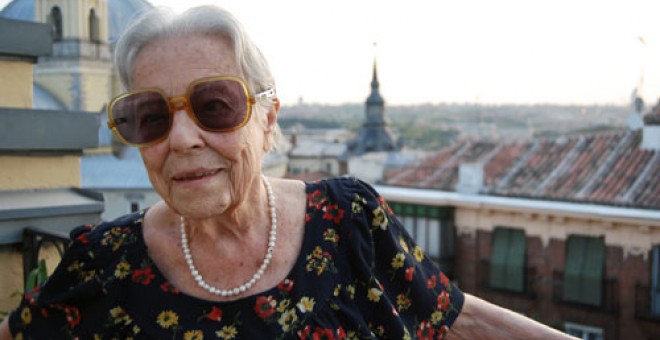 Carmen Arrojo en la terraza de su casa, en la calle Bailén, en septiembre de 2011. / Imagen del trabajo 'Mujeres republicanas', de Javi Larrauri.