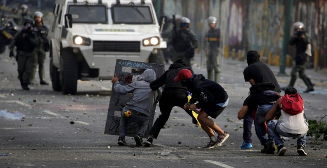 Los manifestantes de la oposición chocan con la policía antidisturbios durante la llamada 'madre de todas las marchas' contra el presidente de Venezuela, Nicolás Maduro, en Caracas.REUTERS / Marco Bello