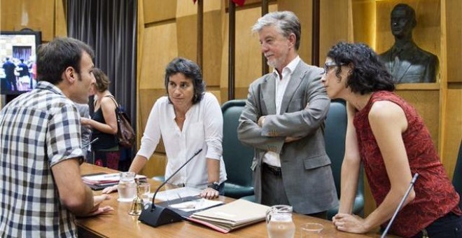 La concejal Elena Giner (derecha) charla con el alcalde Pedro Santisteve, la vicealcaldesa Luisa Broto y el portavoz de ZeC, Pablo Muñoz.