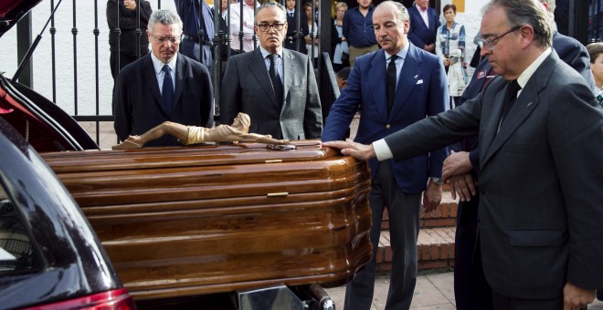 El exministro de Justicia, Alberto Ruiz Gallardón, yerno del fallecido José Utrera Molina, despide el féretro del que fuera ministro en la época franquista, junto a otros allegados en la Iglesia de San Miguel en Nerja. EFE/Jorge Zapata