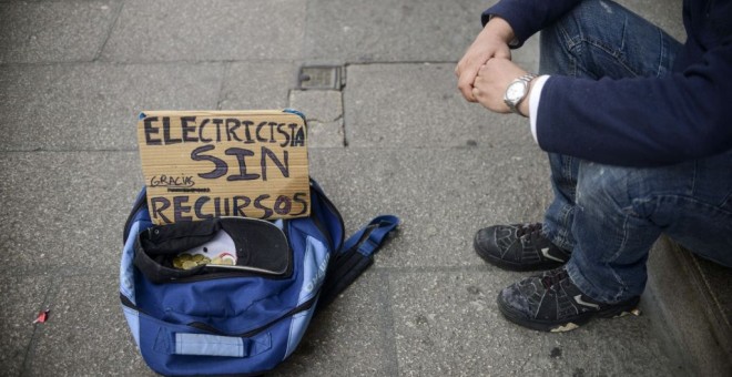 Un hombre en situación de pobreza pide en la calle.- EFE