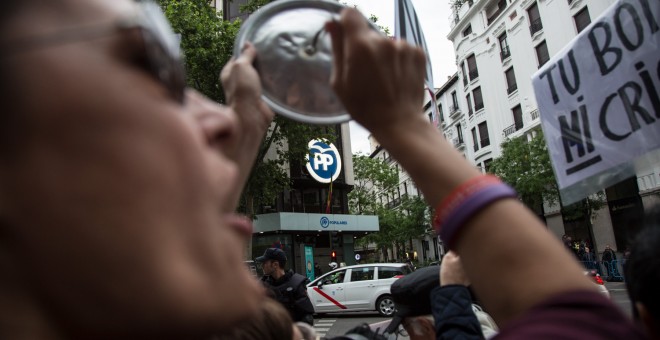 Cientos de manifestantes protestan frente a la sede del PP contra la corrupción del partido.- JAIRO VARGAS