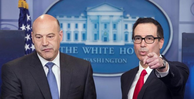 El secretario del Tesoro, Steven Mnuchin (d), y el principal asesor económico de la Casa Blanca, Gary Cohn (i), durante una rueda de prensa sobre los recortes de impuestos que ha prometido el presidente de EE.UU., Donald Trump, en la Casa Blanca en Washin