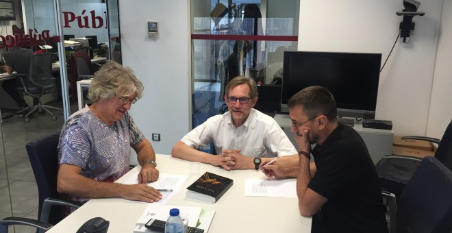 El profesor Bob Jessop en el momento de la entrevista en la redacción de Público junto a Carlos Prieto y Juan Carlos Monedero