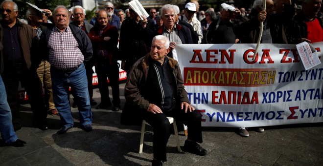 Los pensionistas griegos participan en una manifestación en contra de los recortes planeados en Atenas, Grecia 4 de abril de 2017. REUTERS / Alkis Konstantinidis